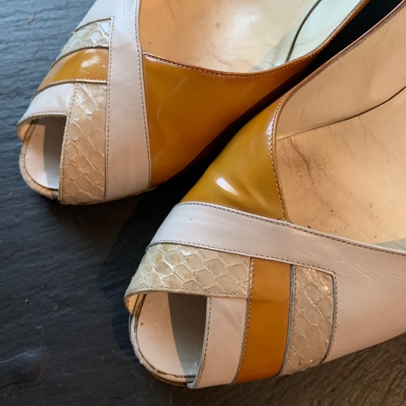 Vintage Two-Tone Peephole Pumps - Picture 15 of 15